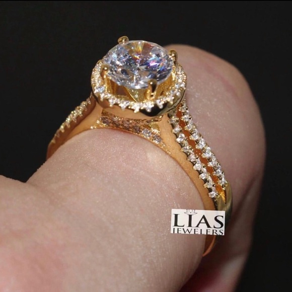 New 18k yellow gold engagement ring